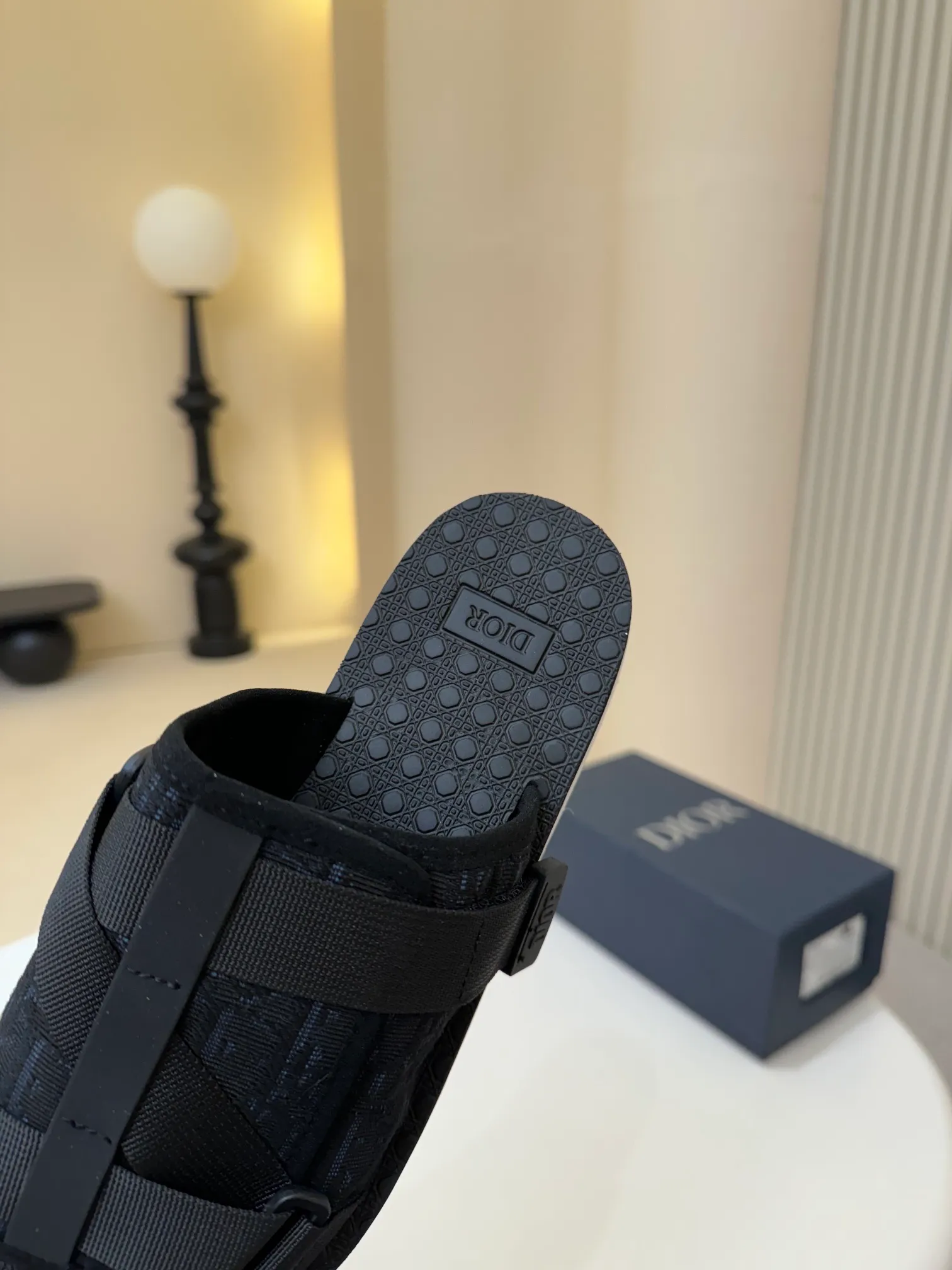 [Dior] P: 300💰 -Size: 38-46 Dior Dior D’s classic men’s slippers, high-end boutique, original material, pure cotton printed canvas upper, fine workmanship, super soft sole, casual, loose and comfortable, a must-have in summer!